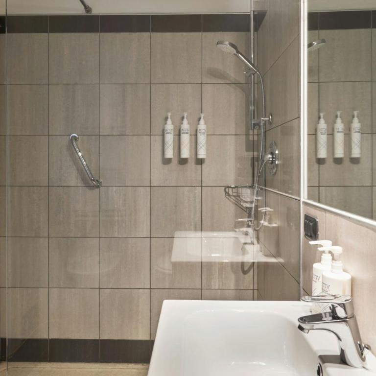 Four Points Flex by Sheraton Bologna Airport - Standard Twin Room with One Single Bed and City View - 8