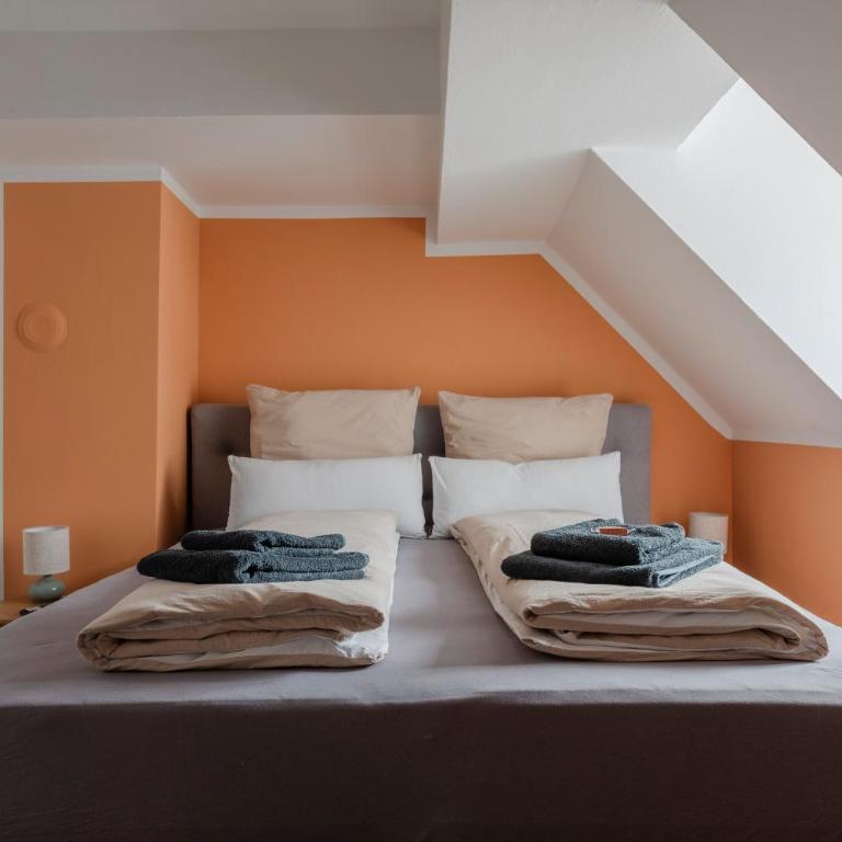 Quiet Courtyard Altstadt Suite - 3BR & Free Parking by HERO HOMES Graz - Three-Bedroom Apartment - 24