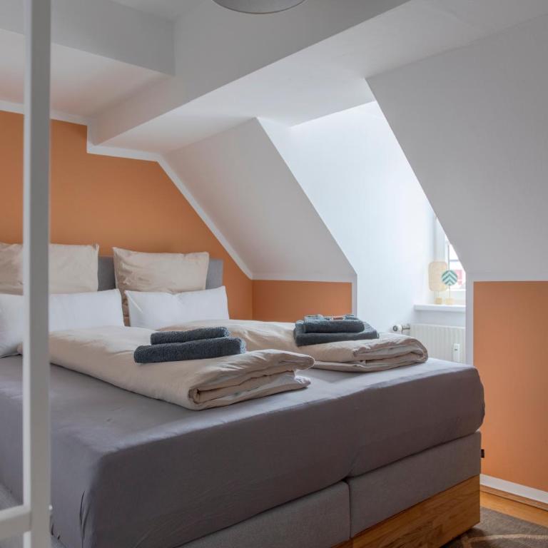 Quiet Courtyard Altstadt Suite - 3BR & Free Parking by HERO HOMES Graz - Three-Bedroom Apartment - 17