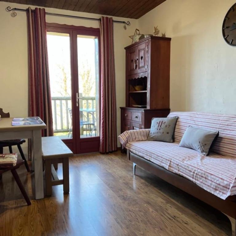 La Jument Verte Chambres d'Hôtes Aix-les-Bains - Appartement 2 Chambres - Vue sur Piscine - 8