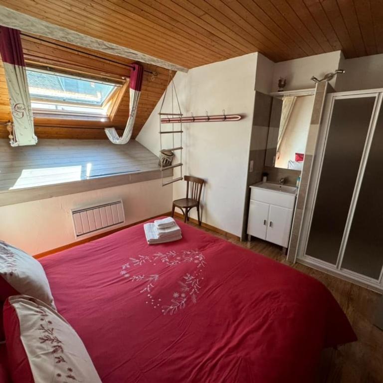 La Jument Verte Chambres d'Hôtes Aix-les-Bains - Appartement 2 Chambres - Vue sur Piscine - 4