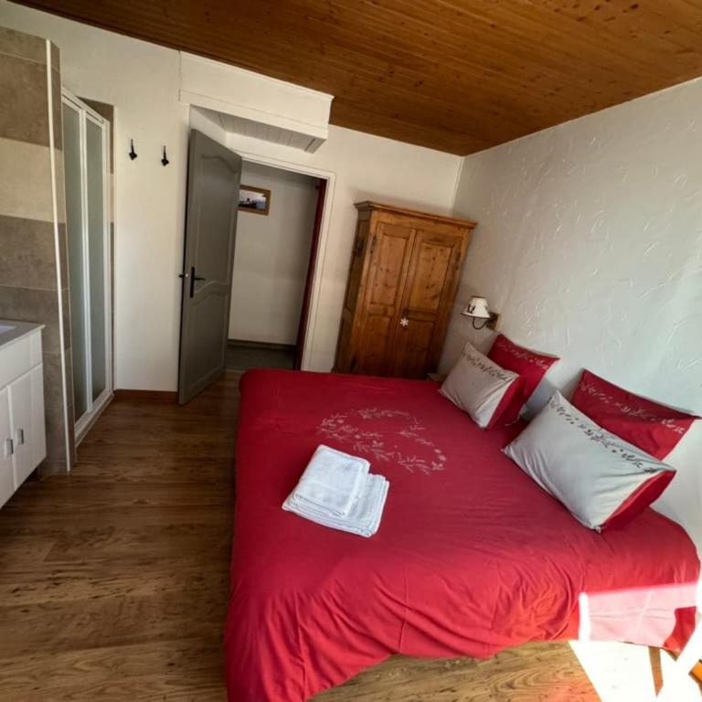 La Jument Verte Chambres d'Hôtes Aix-les-Bains - Appartement 2 Chambres - Vue sur Piscine - 3