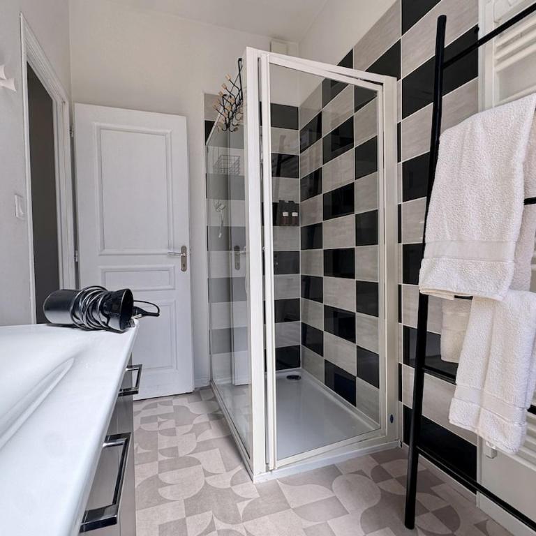 Elegant 4 pers terrace parking heart of Sarlat - Two-Bedroom Deluxe Apartment with Balcony - 17