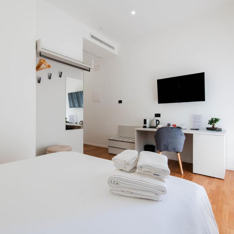 Lumen Boutique Stay - Deluxe Double Room with Balcony - 12