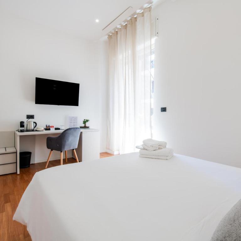Lumen Boutique Stay - Deluxe Double Room with Balcony - 5