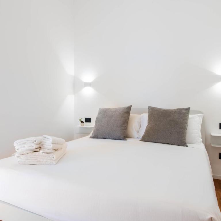 Lumen Boutique Stay - Deluxe Double Room with Balcony - 7