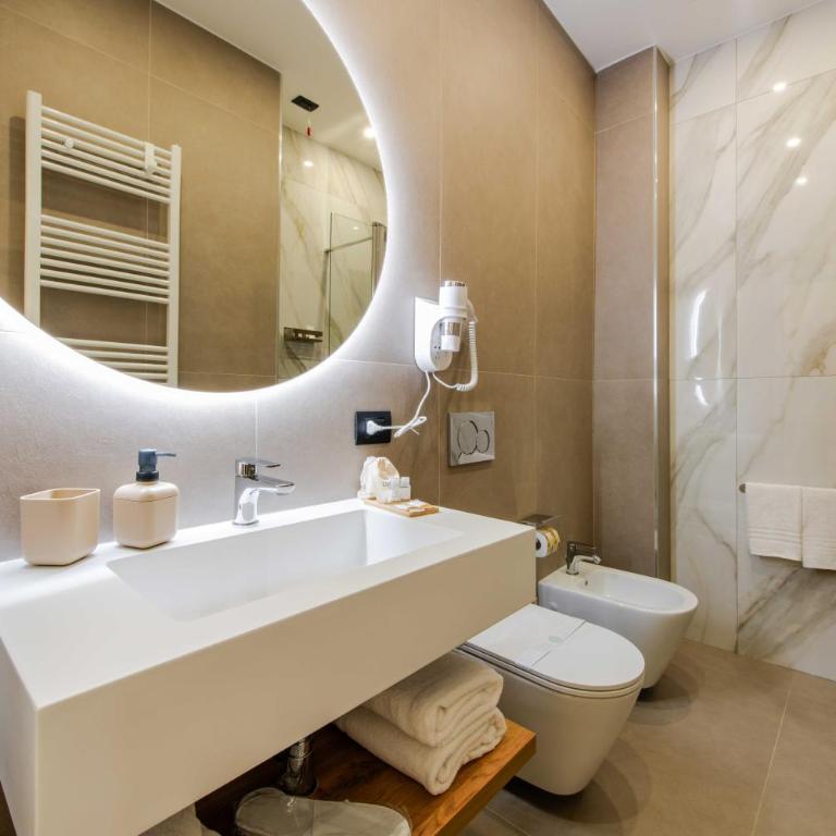 Lumen Boutique Stay - Standard Double Room - 5