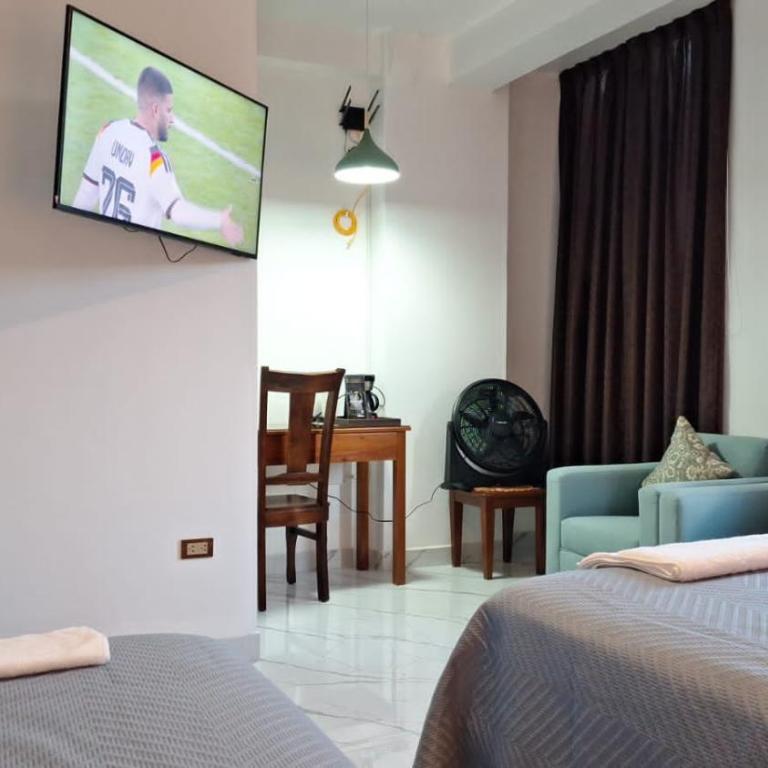 Habitación con WiFi TV Frigobar Ventilador a una cda de Plaza de Armas - Twin Room with View - 6