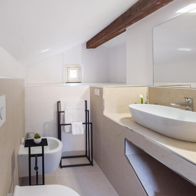 3 Terrazze e 2 Bagni nel Centro di Bologna - Appartamento con 2 Camere da Letto - 40