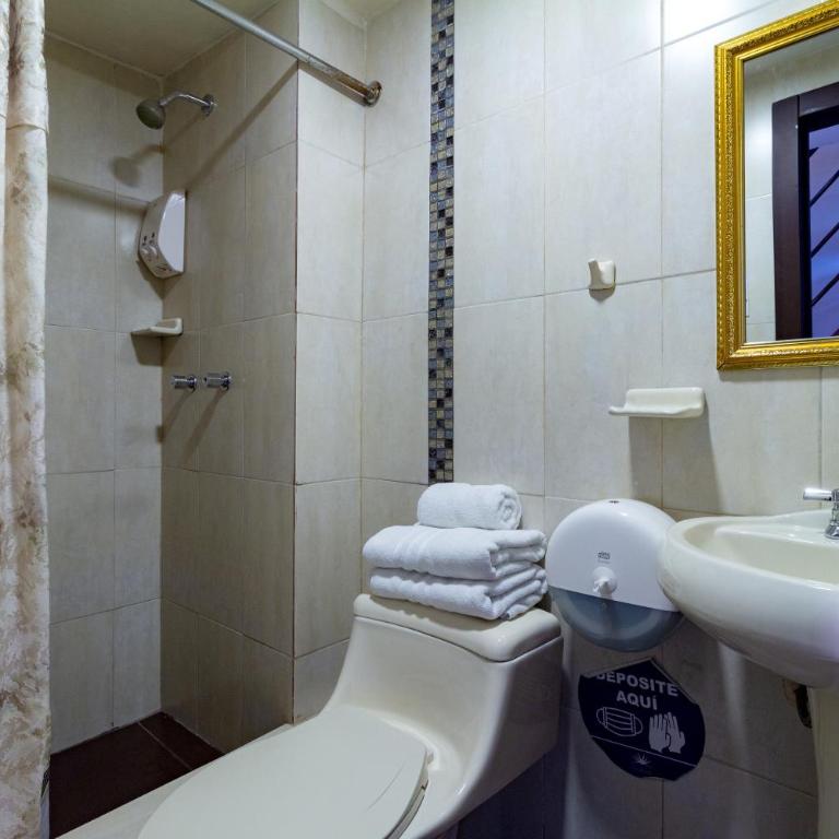 Hotel Cuenca en Centro Historico - Standard Quadruple Room - 4