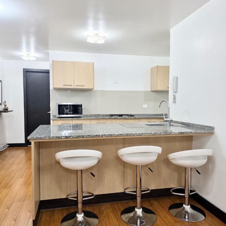 Spacious Suite I Balcony and Gym - One-Bedroom Apartment - 12
