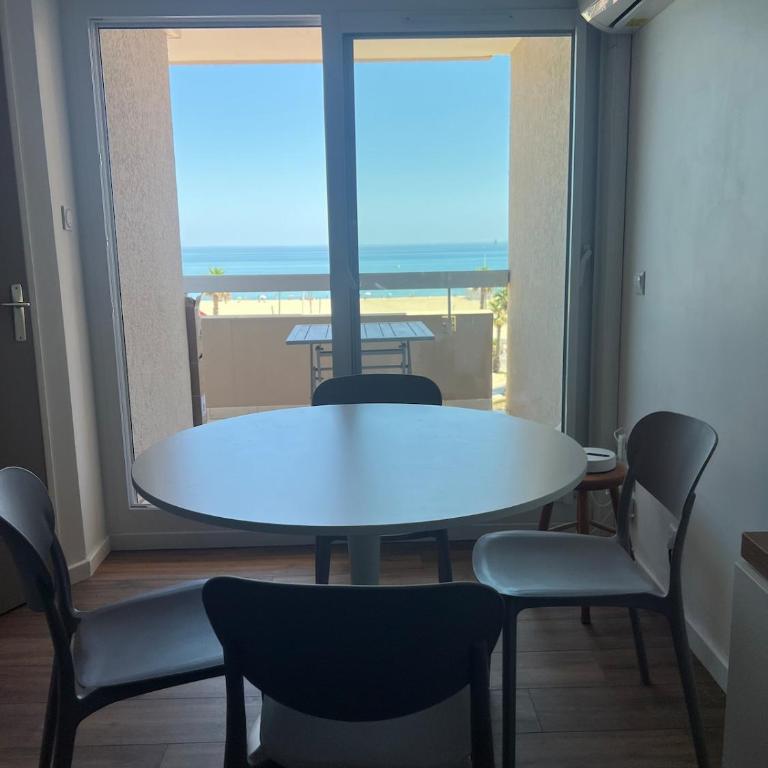 Sea view apartment with direct beach access for 4 people - Apartment mit 1 Schlafzimmer - 4