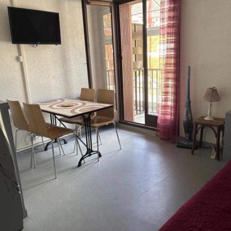 Centre village, proche toutes commodités - Apartment mit 1 Schlafzimmer und Balkon - 4