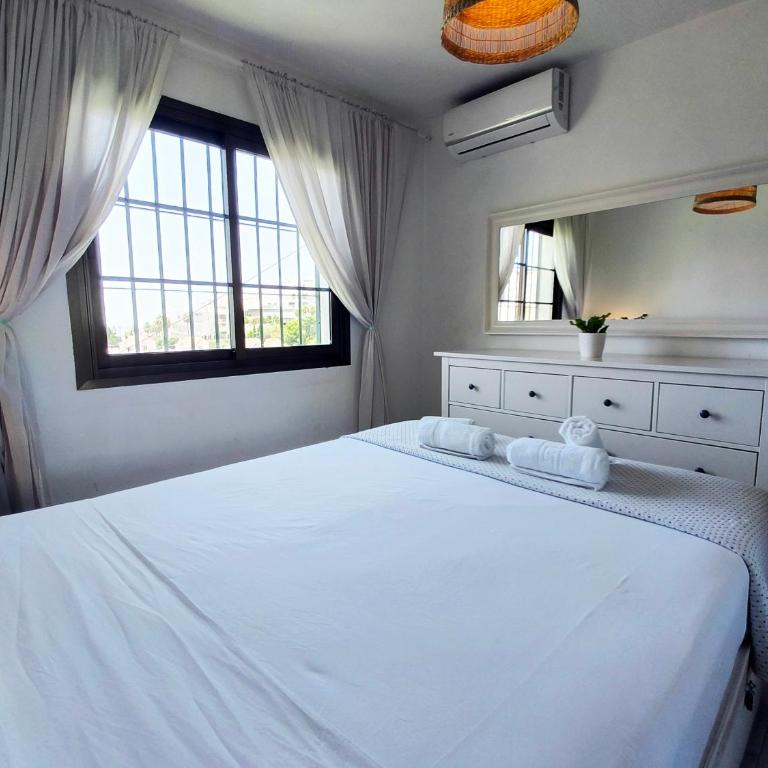 AA Guest - The Horse Sea Views with Swimming Pool - Two-Bedroom Apartment - 11