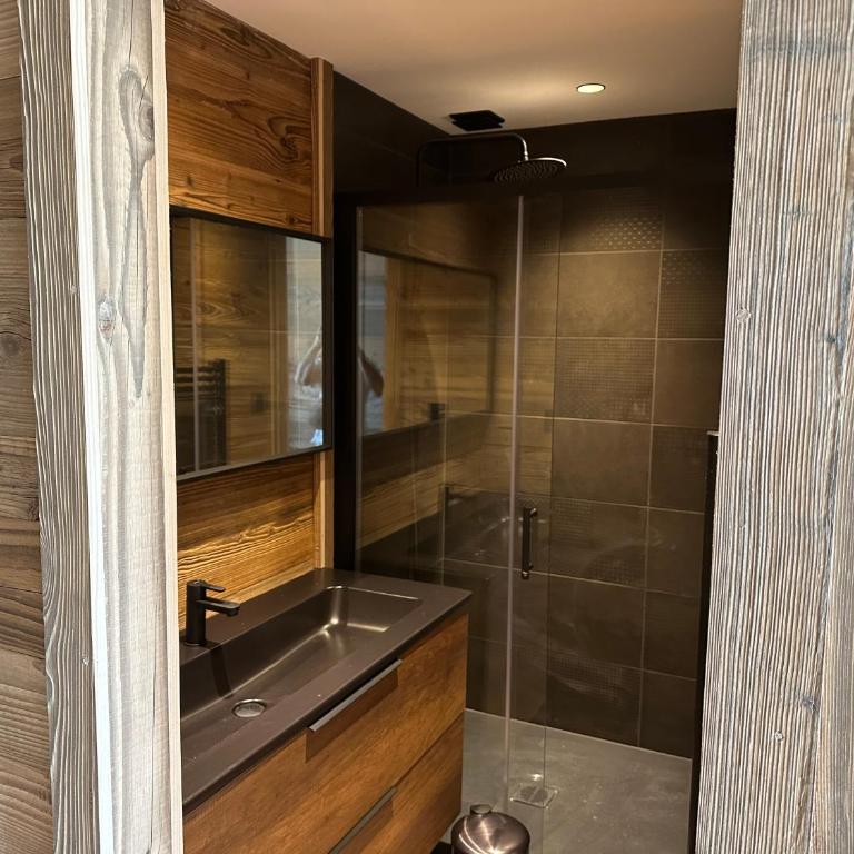 Splendide châlet neuf avec jaccuzzi - Three-Bedroom Chalet - 25