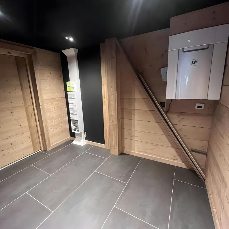 Splendide châlet neuf avec jaccuzzi - Three-Bedroom Chalet - 29