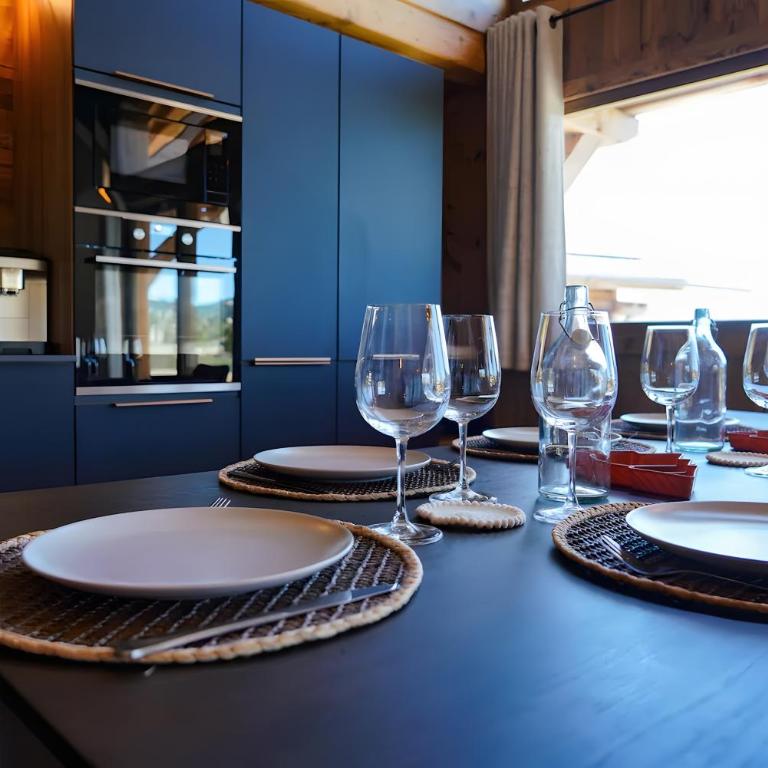 Splendide châlet neuf avec jaccuzzi - Three-Bedroom Chalet - 9