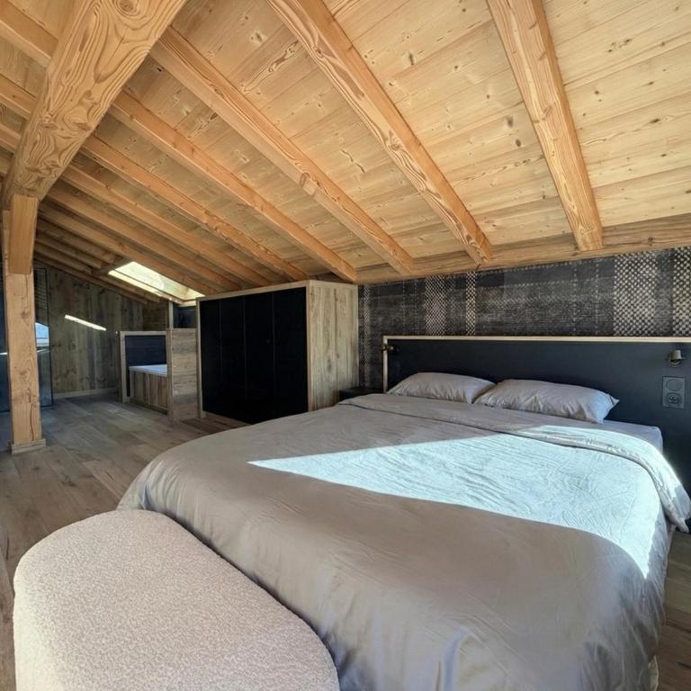 Splendide châlet neuf avec jaccuzzi - Three-Bedroom Chalet - 11