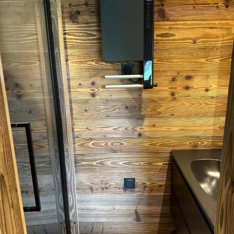 Splendide châlet neuf avec jaccuzzi - Three-Bedroom Chalet - 26