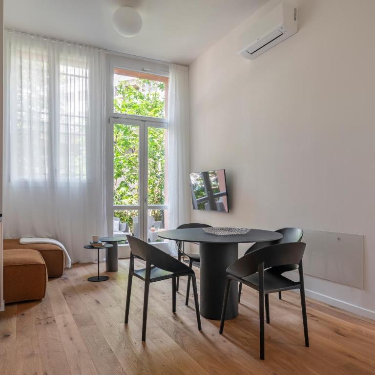 Bright 2BR - 2BA - Garden - AC - Central - Appartamento con 2 Camere da Letto - 2