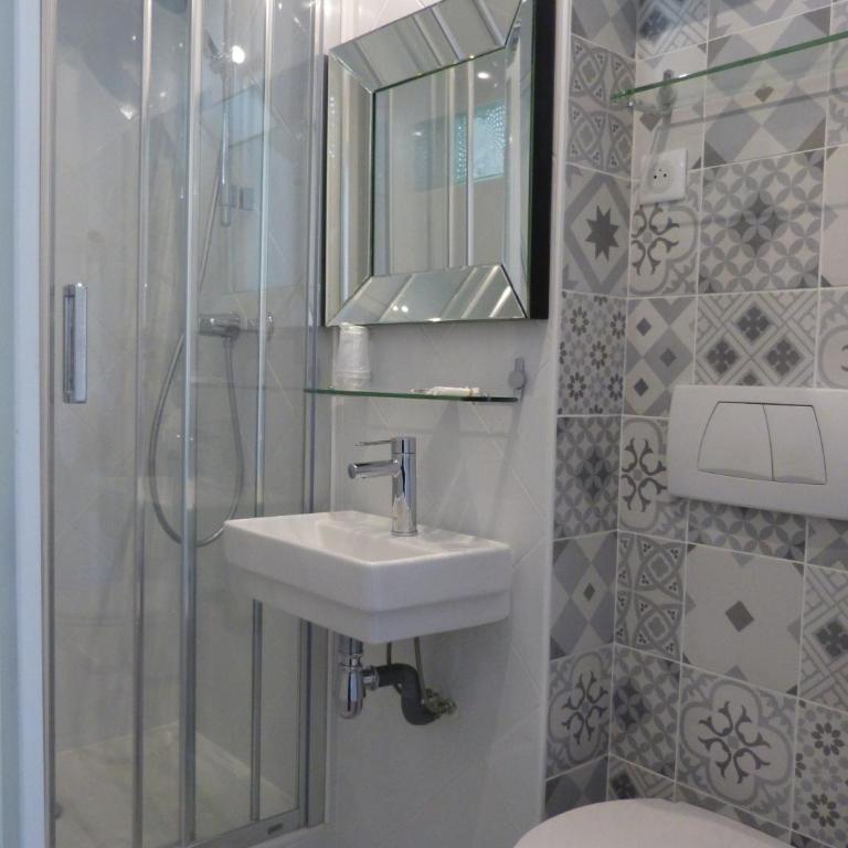 Hôtel Marignan - Chambre Triple avec Douche et Toilettes Privatives - 4