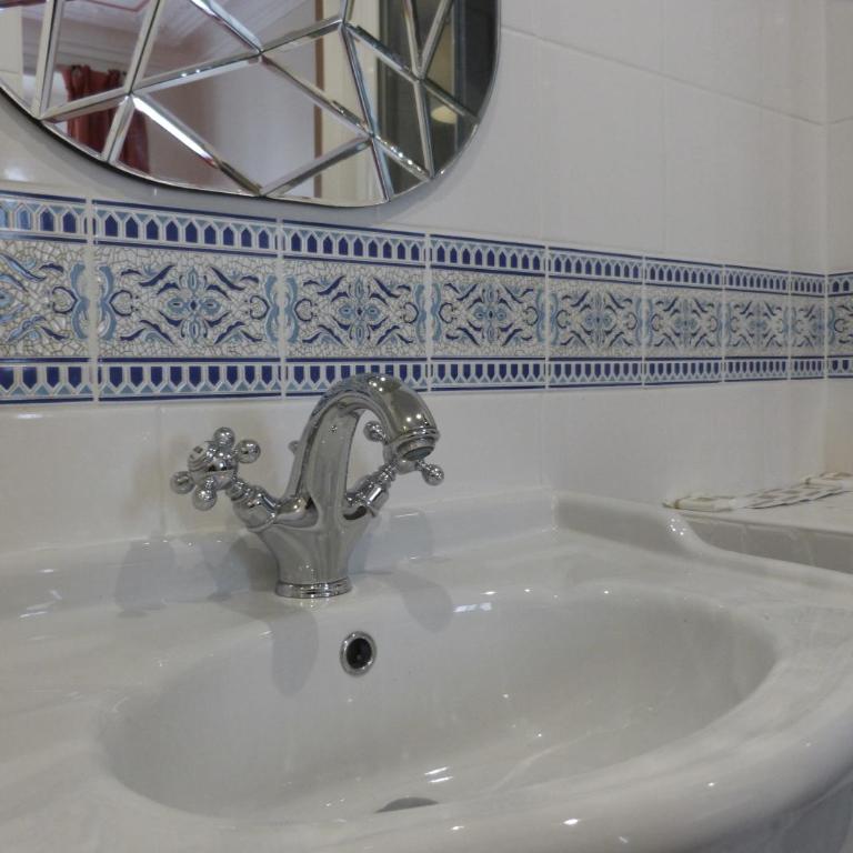 Hôtel Marignan - Chambre Triple avec Douche et Toilettes Privatives - 5