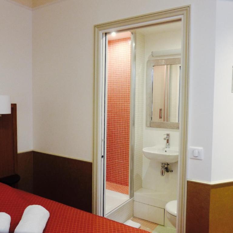 Hôtel Marignan - Chambre Simple avec Douche et Toilettes - 2