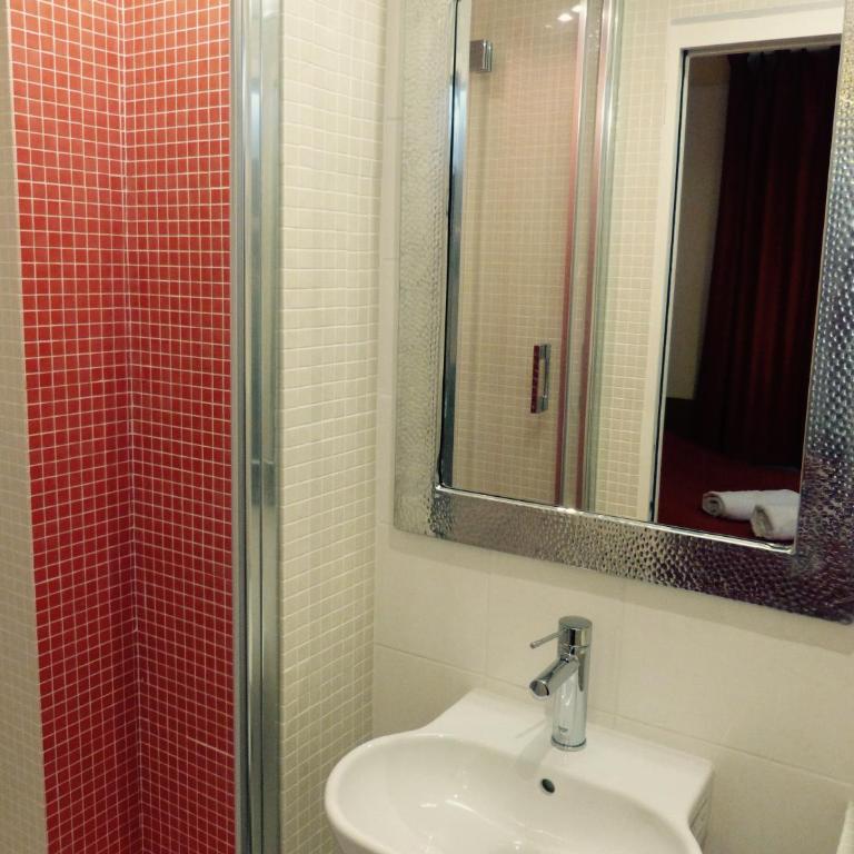Hôtel Marignan - Chambre Simple avec Douche et Toilettes - 5