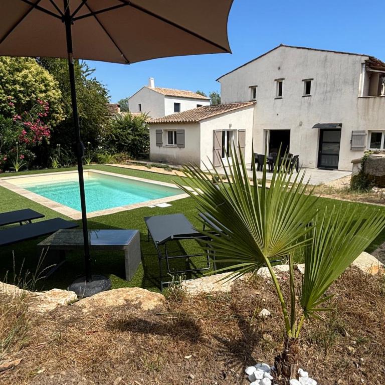 Appartement 3 chambres dans villa, jardin et piscine privatifs - Appartement 3 Chambres - 1