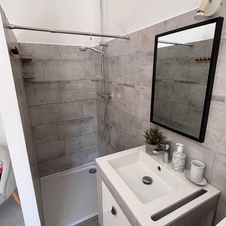 Appartement 3 chambres dans villa, jardin et piscine privatifs - Appartement 3 Chambres - 2