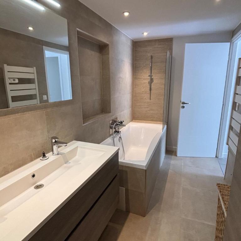 Appartement 3 chambres dans villa, jardin et piscine privatifs - Appartement 3 Chambres - 26