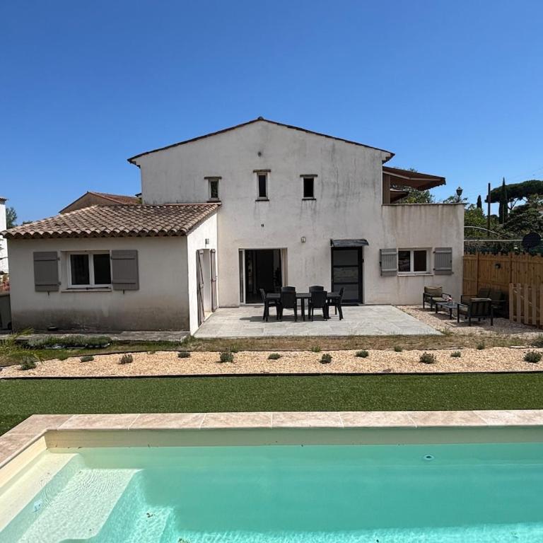 Appartement 3 chambres dans villa, jardin et piscine privatifs - Appartement 3 Chambres - 35