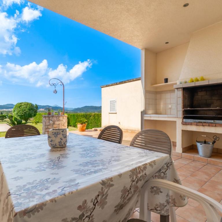 Villa Can Terres, con preciosa piscina y preciosas vistas a la montaña - Villa - 33