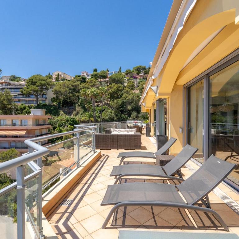 PENTHOUSE VILLAFRANCA - Penthouse d exception - Vue mer panoramique - Piscine - Terrasse - 4 suites - Appartement de Grand Standing 4 Chambres - 79