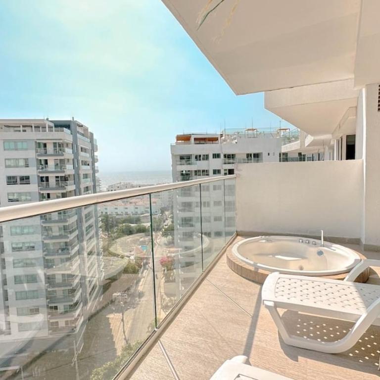 exclusivo condominio cerca al mar - Three-Bedroom Apartment - 2