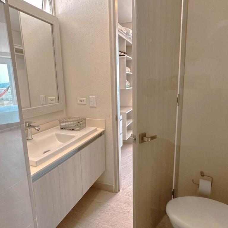 exclusivo condominio cerca al mar - Three-Bedroom Apartment - 8