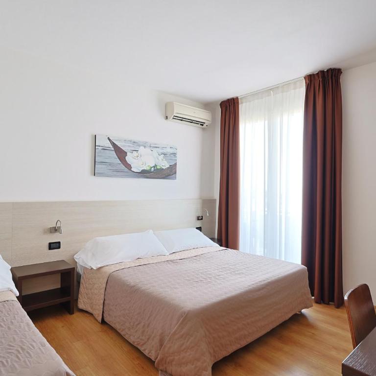 Hotel Levante - Camera Familiare con Balcone e Vista Mare Laterale - 2