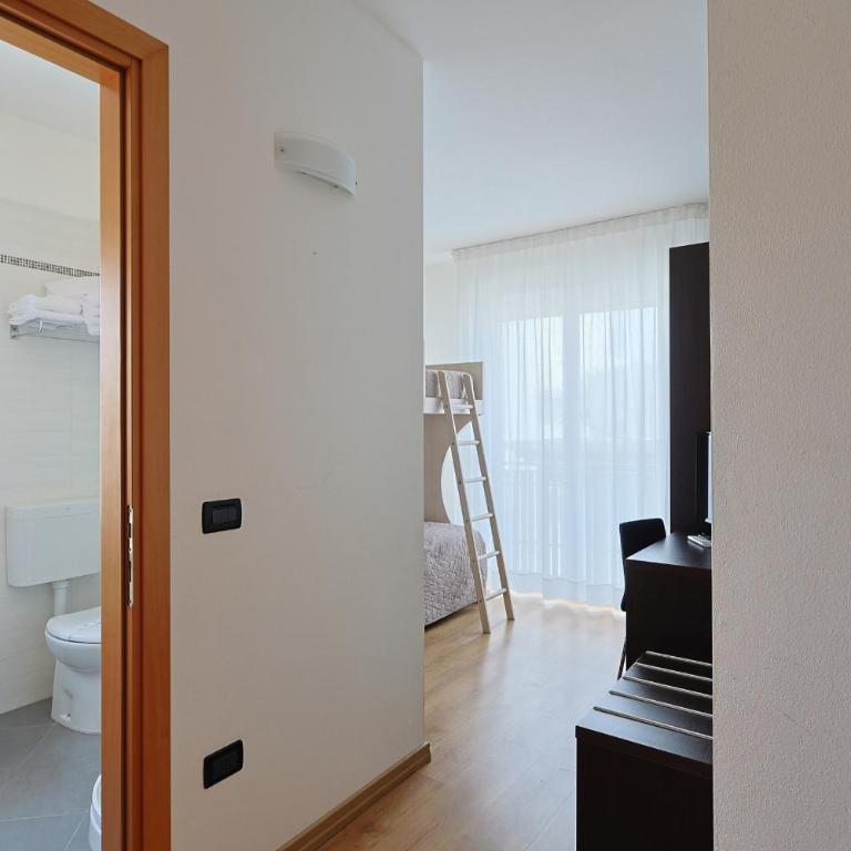 Hotel Levante - Camera Familiare con Balcone e Vista Mare Laterale - 5