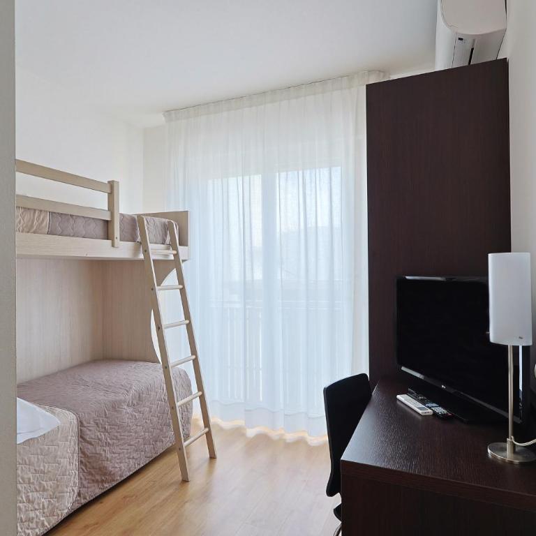 Hotel Levante - Camera Familiare con Balcone e Vista Mare Laterale - 6