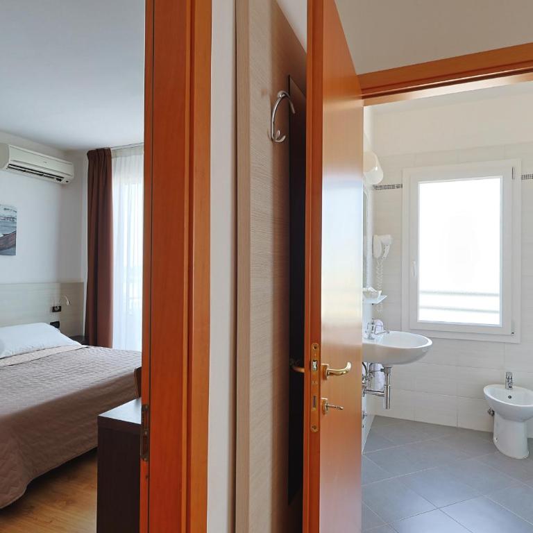 Hotel Levante - Camera Familiare con Balcone e Vista Mare Laterale - 7