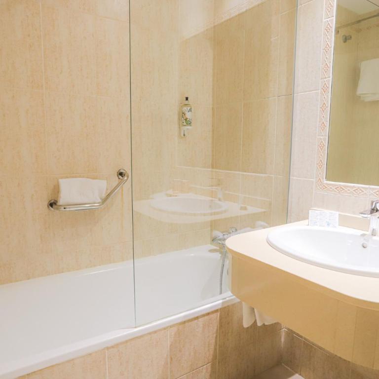 Hotel Oasis - Habitación Doble con balcón y aparcamiento - 1 o 2 camas - 2