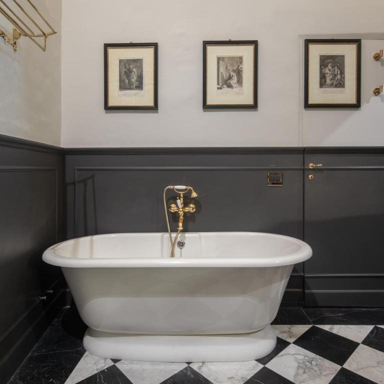 Historic Frescoes Apartment - Three-Bedroom Apartment - 32