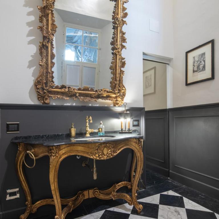 Historic Frescoes Apartment - Three-Bedroom Apartment - 33