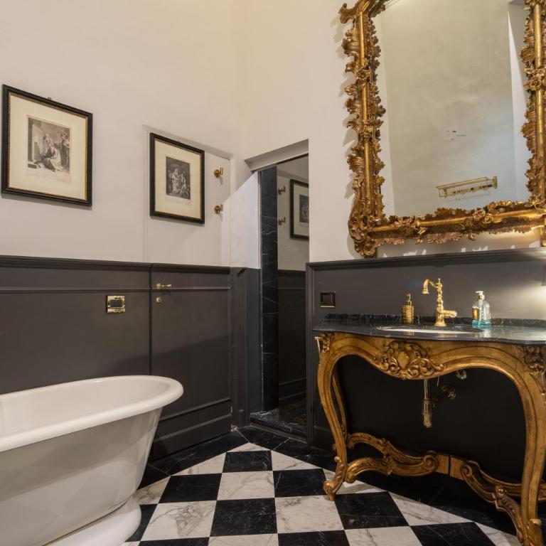 Historic Frescoes Apartment - Three-Bedroom Apartment - 30
