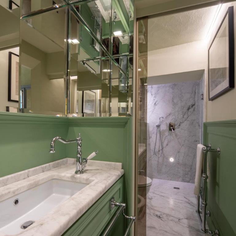 Historic Frescoes Apartment - Three-Bedroom Apartment - 40