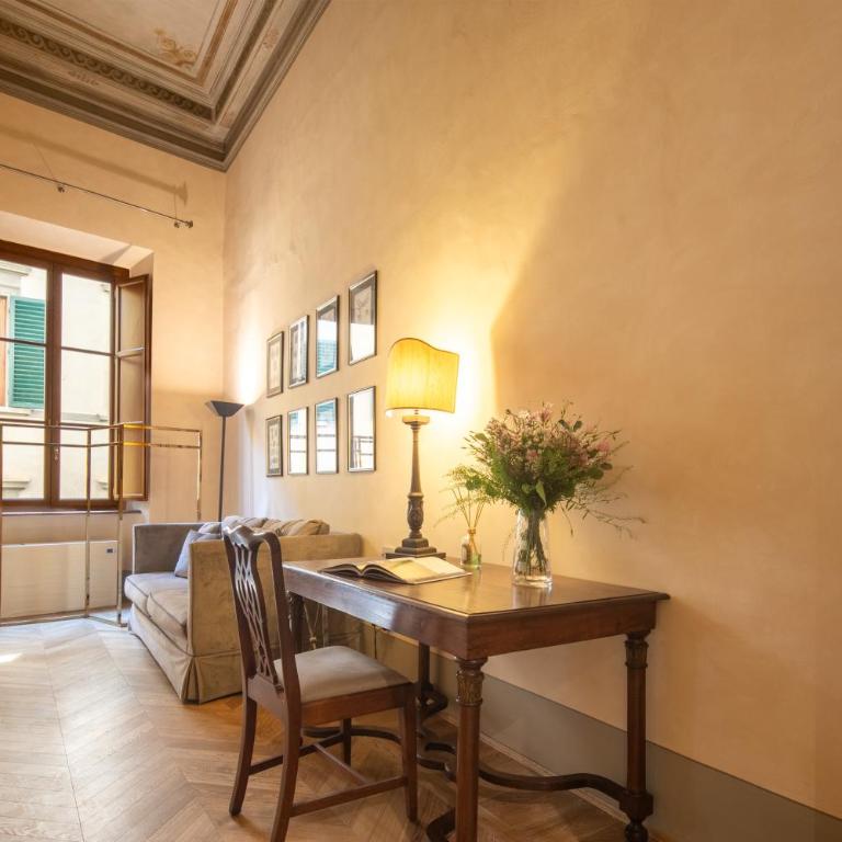 Historic Frescoes Apartment - Three-Bedroom Apartment - 42
