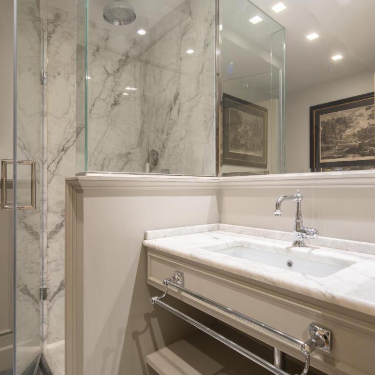 Historic Frescoes Apartment - Three-Bedroom Apartment - 48