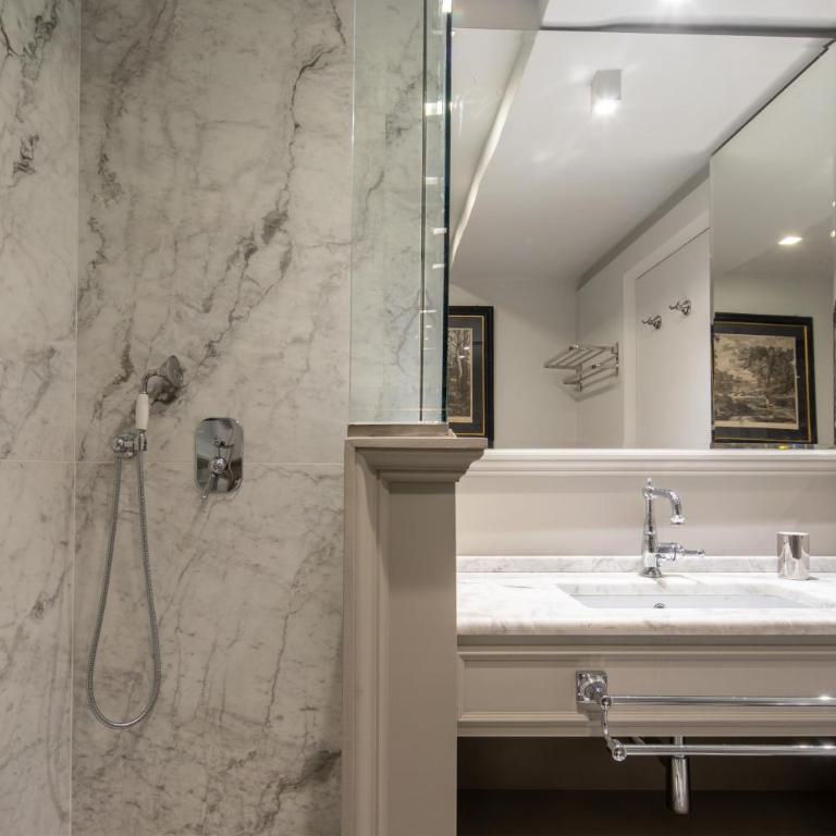 Historic Frescoes Apartment - Three-Bedroom Apartment - 49