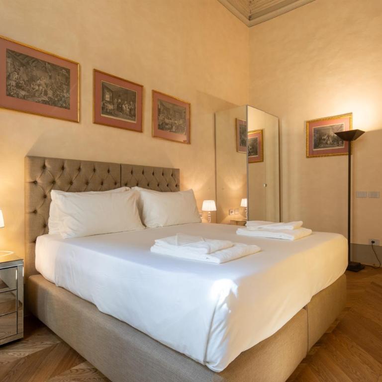 Historic Frescoes Apartment - Three-Bedroom Apartment - 46
