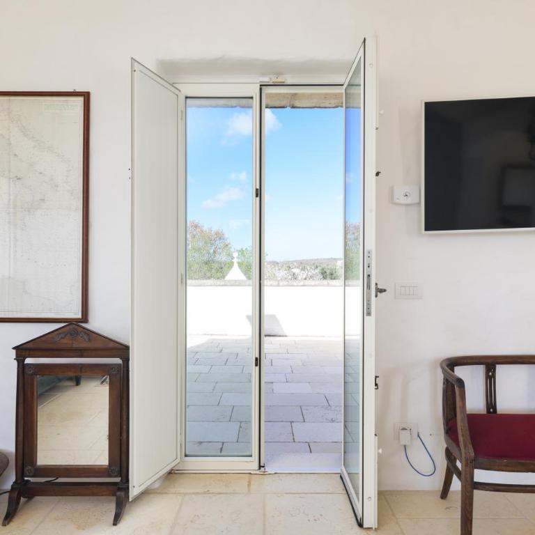 Masseria Camarda - Suite con cama extragrande y vistas a la piscina - 1